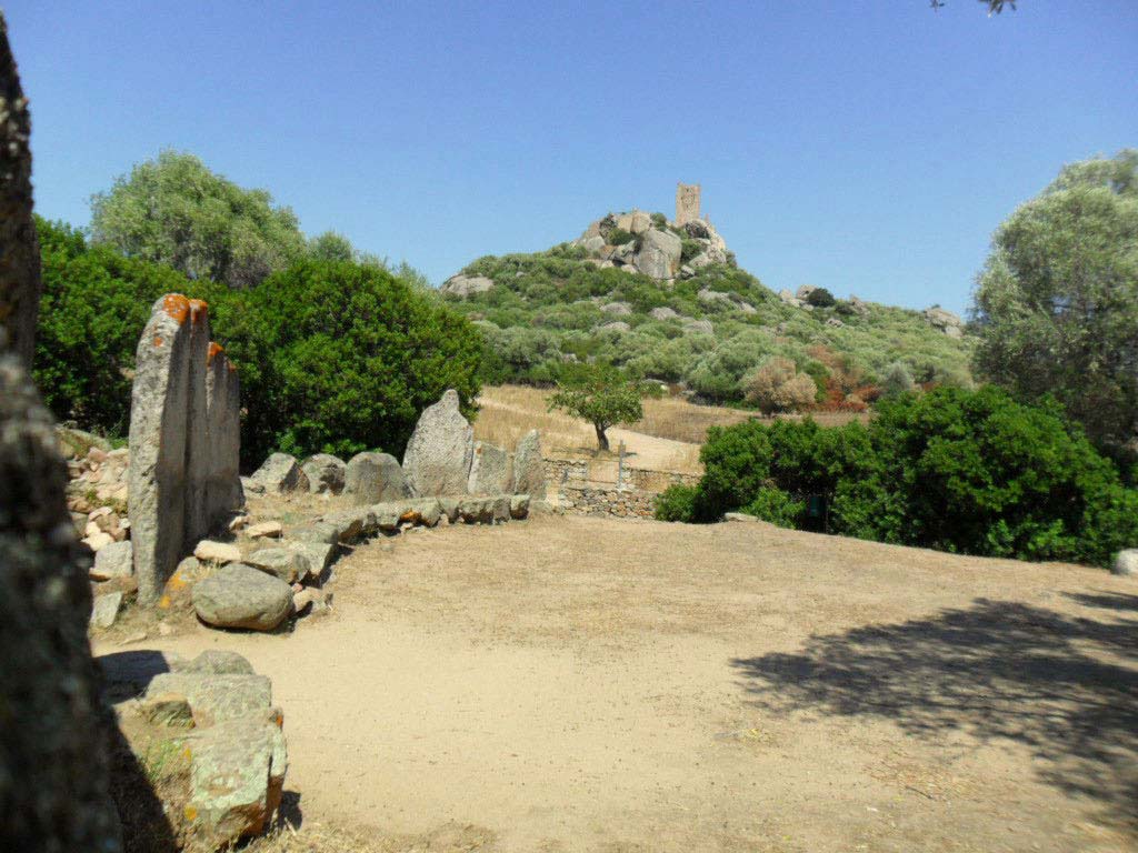 Il castello Pedres visto dalla tomba dei giganti di  Su Monte de s' Ape