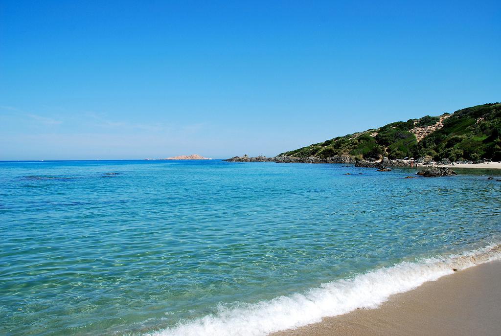 Spiaggia Li Junchi e sullo sfondo l'Isola Rossa