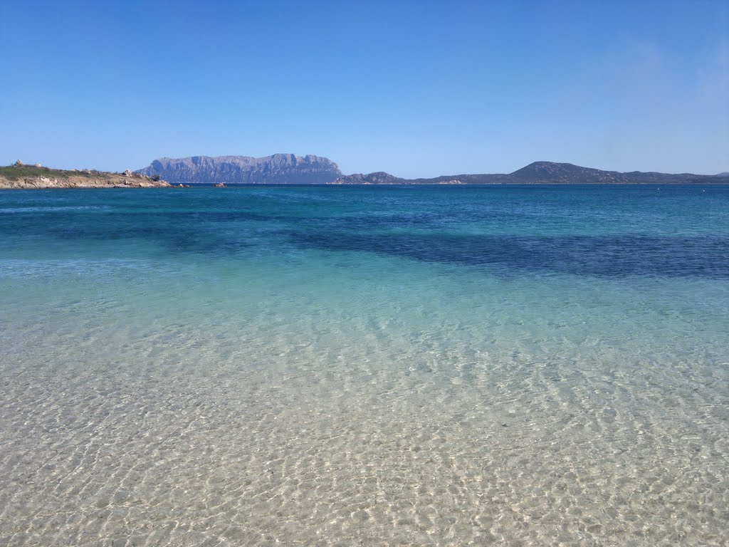 Spiaggia di Bados con Tavolara nello sfondo